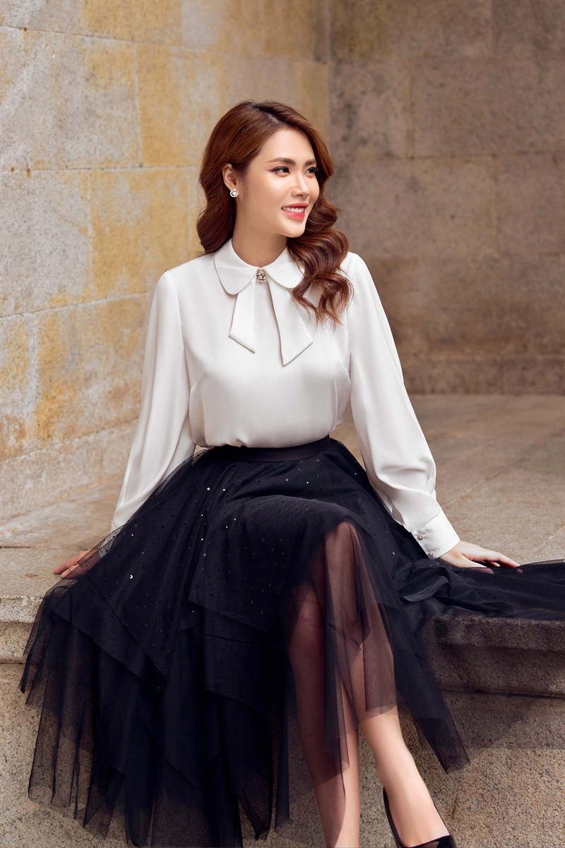 The Impeccable, elegant look of the Hedy shirt